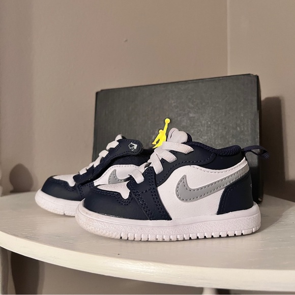 Jordan 1 Low Alt - Picture 2 of 8